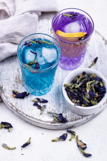 Cold blue and purple tea Butterfly pea with lemon and ice